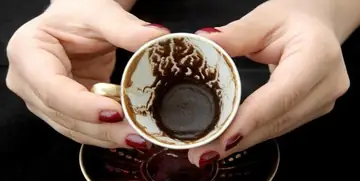 En delad kaffekoppsläsning med symbolerna som hittades i den 1