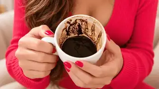 Tolka symboler i kaffesumpen vid koppens kant